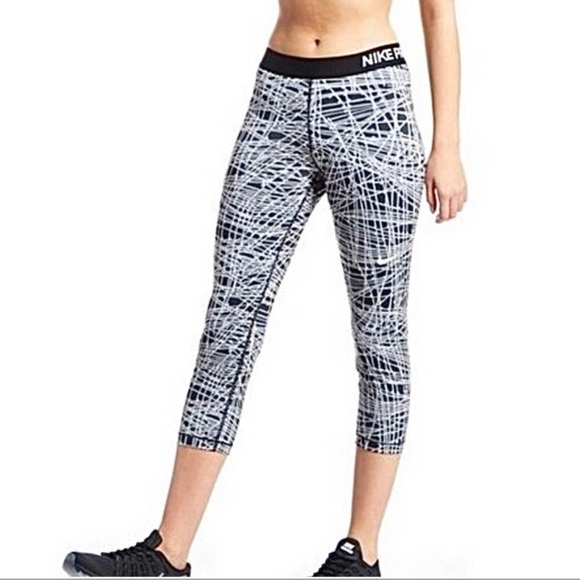 Nike Pants - Nike Women’s Pro-Cool Tracer Black/Gray Print Capri Yoga Pants/Leggings